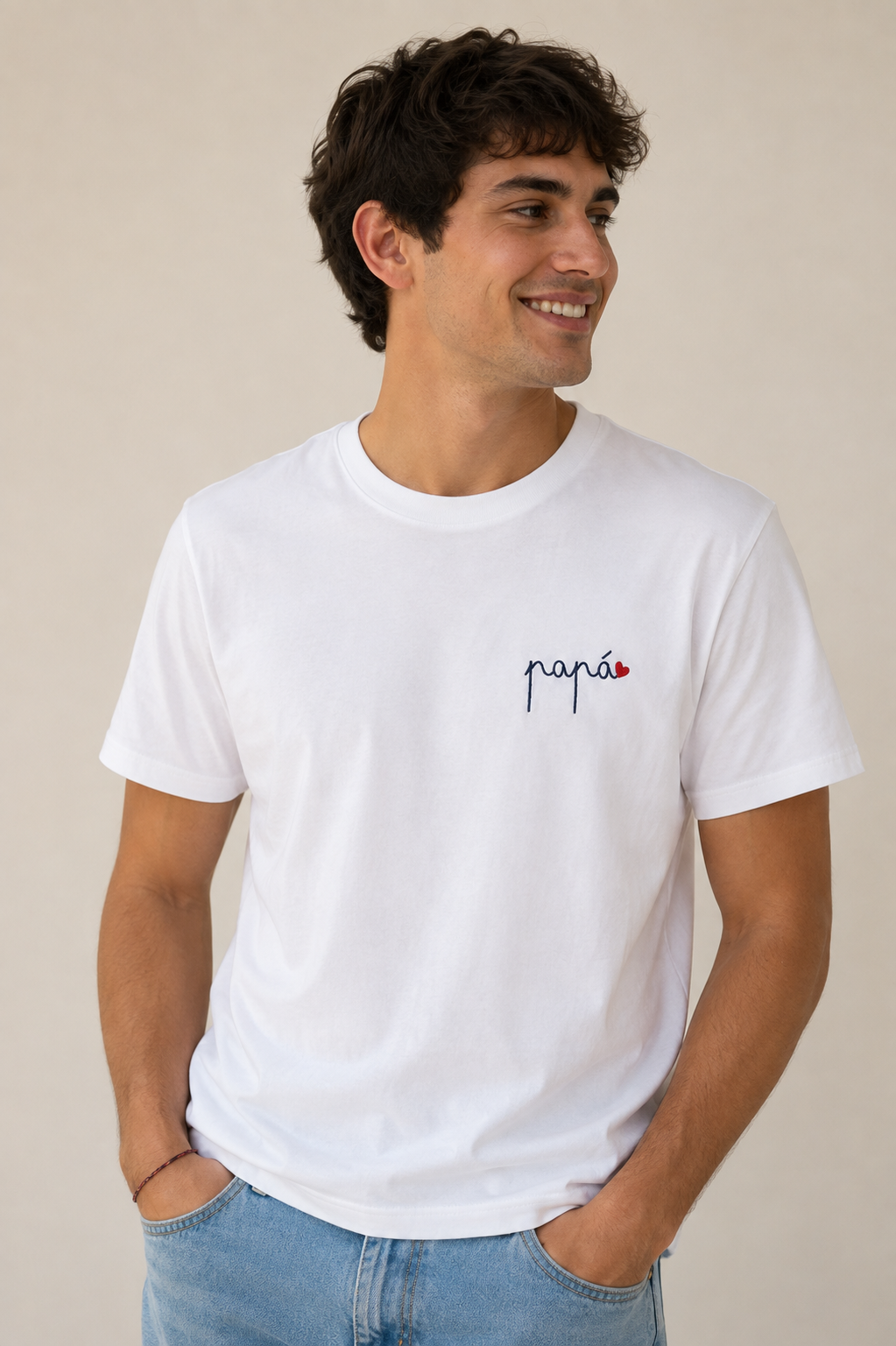 Camiseta Papá Caligrafía bordado pequeño