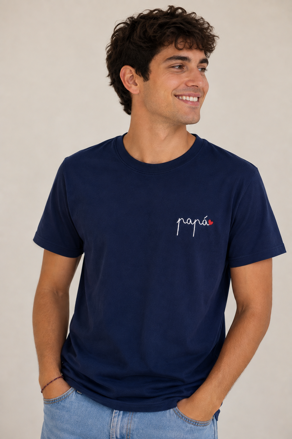 Camiseta Papá Caligrafía bordado pequeño