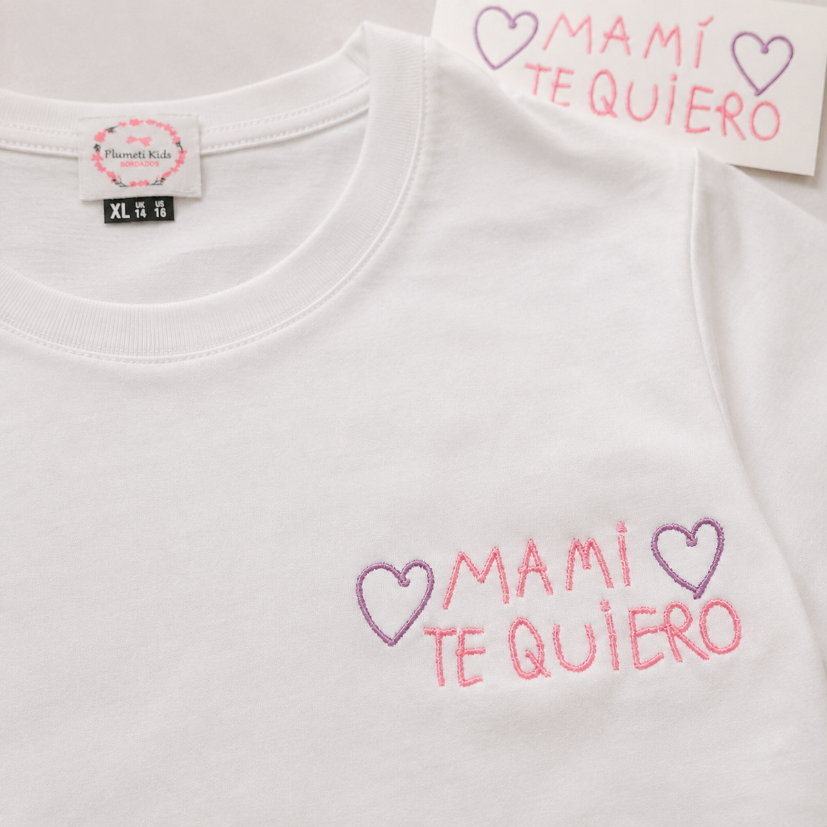 Camiseta con la letra de tu peque bordada